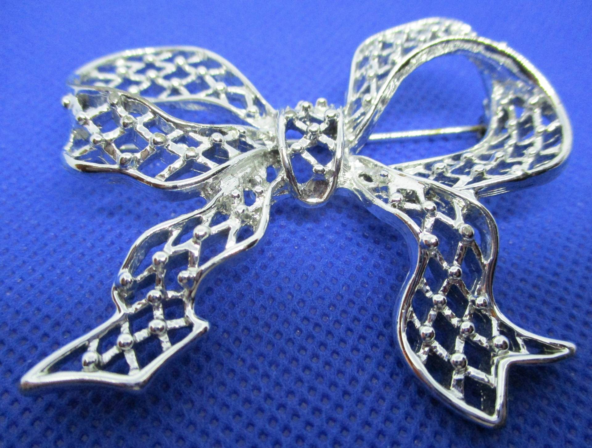 Vintage Silberfarbene Schleifenbrosche Kunstvoll Durchbrochenes Band von vserendipityboutique