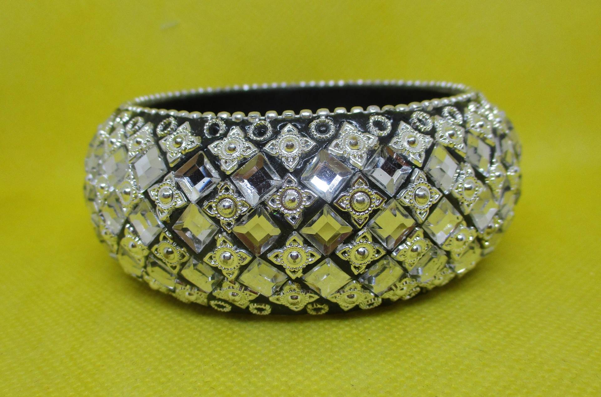 Vintage Spiegel Armreif Silberfarbenes Blumen Design von vserendipityboutique