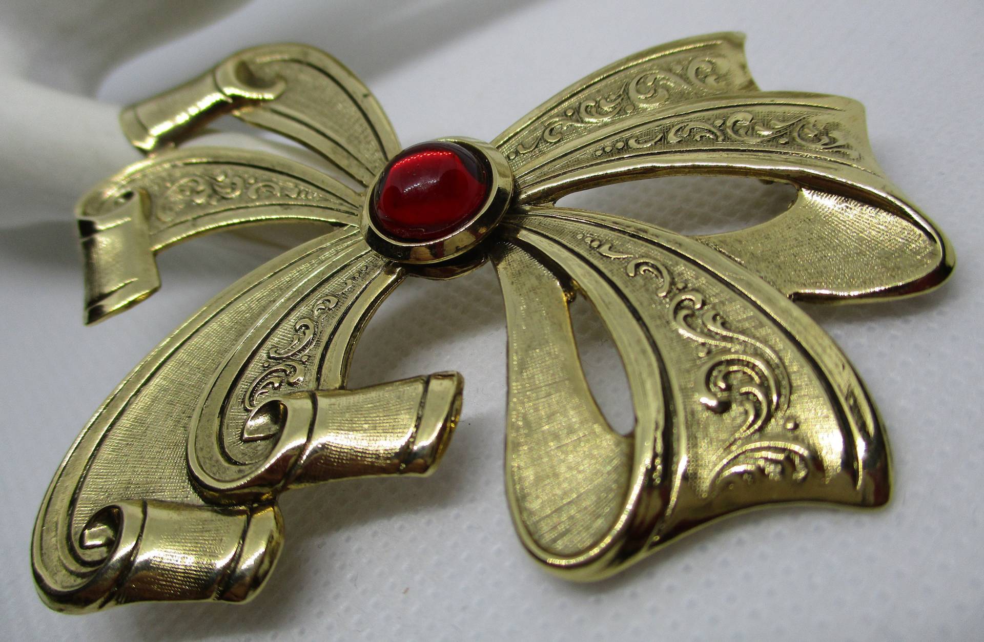 Vintage Strass Schleifen Brosche Goldfarbene Schleife Mit Rotem Cabochon von vserendipityboutique