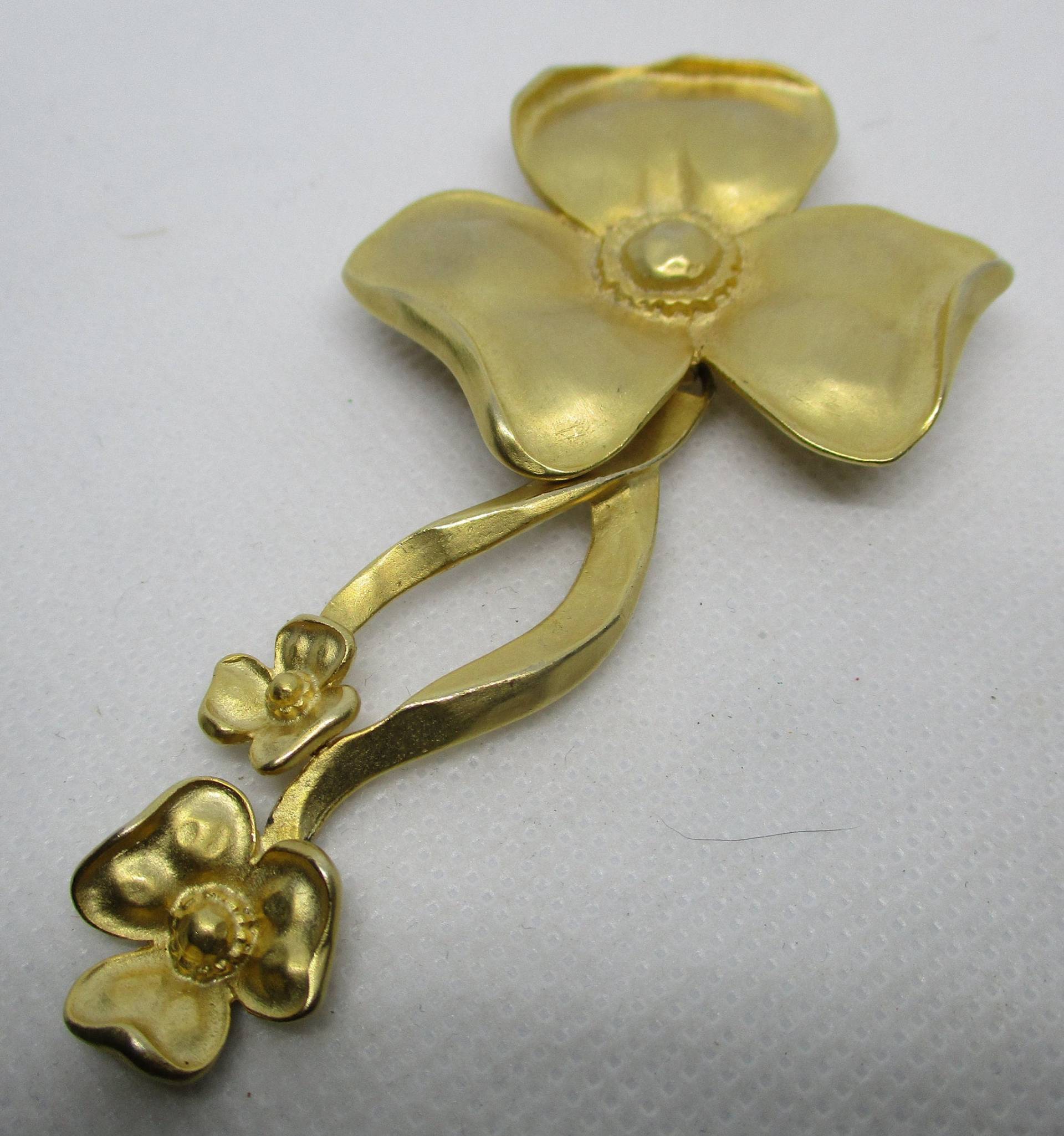 Vintage Swinging Flower Brosche Matte Gold Ton Finish, 3 & 5/8 Zoll von vserendipityboutique