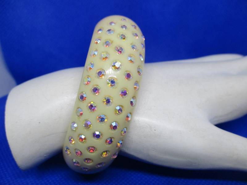 Vintage Weiss Ab Strass Armband 1950S Celluloid Cuff Vintage Weiss Ab Strass Armband 1950S Celluloid Cuff von vserendipityboutique