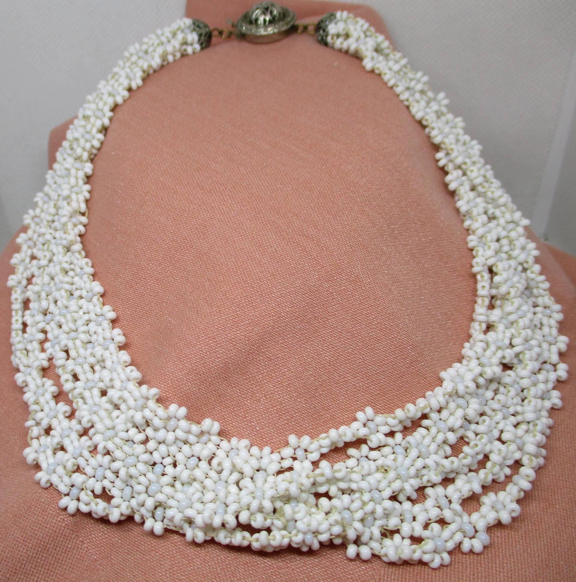 Vintage Weiße Blumen Halskette Seed Bead Multi Strand, Silberfarbener Verschluss von vserendipityboutique