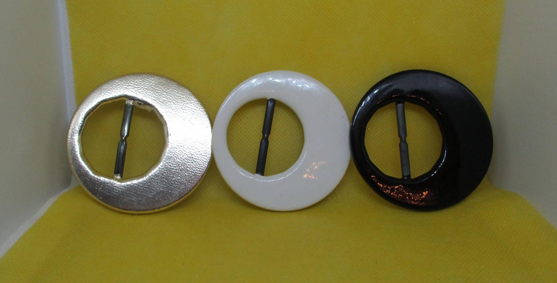 Vtg 1980S Faux Leather & Metal Gürtelschnallen Separat Verkauft Silberfarbene Metall Gürtelschnalle Weiße Emaille Schwarze Vtg 1980S Faux Leather & Metal Gürtelschnallen Separat Verkauft Silberfarbene Metall Gürtelschnalle Weiße Emaille Schwarze von vserendipityboutique