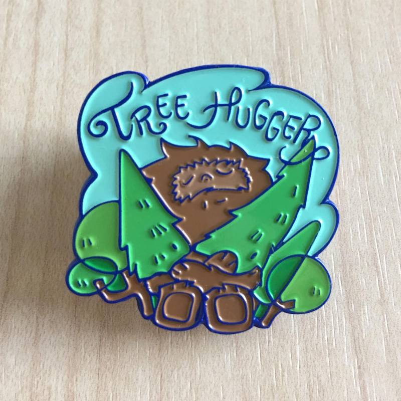 Baby Sasquatch "Tree Hugger" - Emaille Pin | Besondere Blaue Beschichtung" Baby Sasquatch "Tree Hugger" - Emaille Pin | Besondere Blaue Beschichtung" von vuduberi
