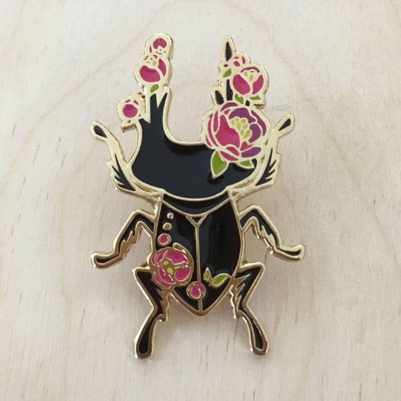 Insekt - Blume Hirschkäfer | Burgunder Emaille Pin von vuduberi