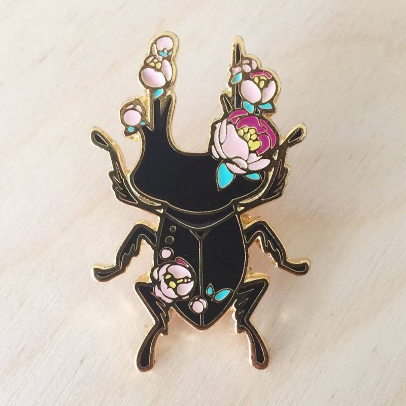 Insekt - Blume Hirschkäfer | Pink Emaille Pin Insekt - Blume Hirschkäfer | Pink Emaille Pin von vuduberi