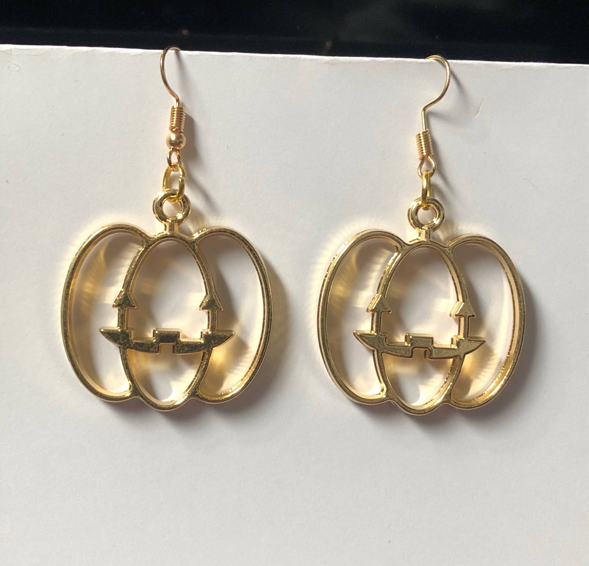 Halloween Kürbis Hohlen Gold-Ton Rahmen Tropfen Ohrringe Modeschmuck Halloween Kürbis Hohlen Gold-Ton Rahmen Tropfen Ohrringe Modeschmuck von vuvvy