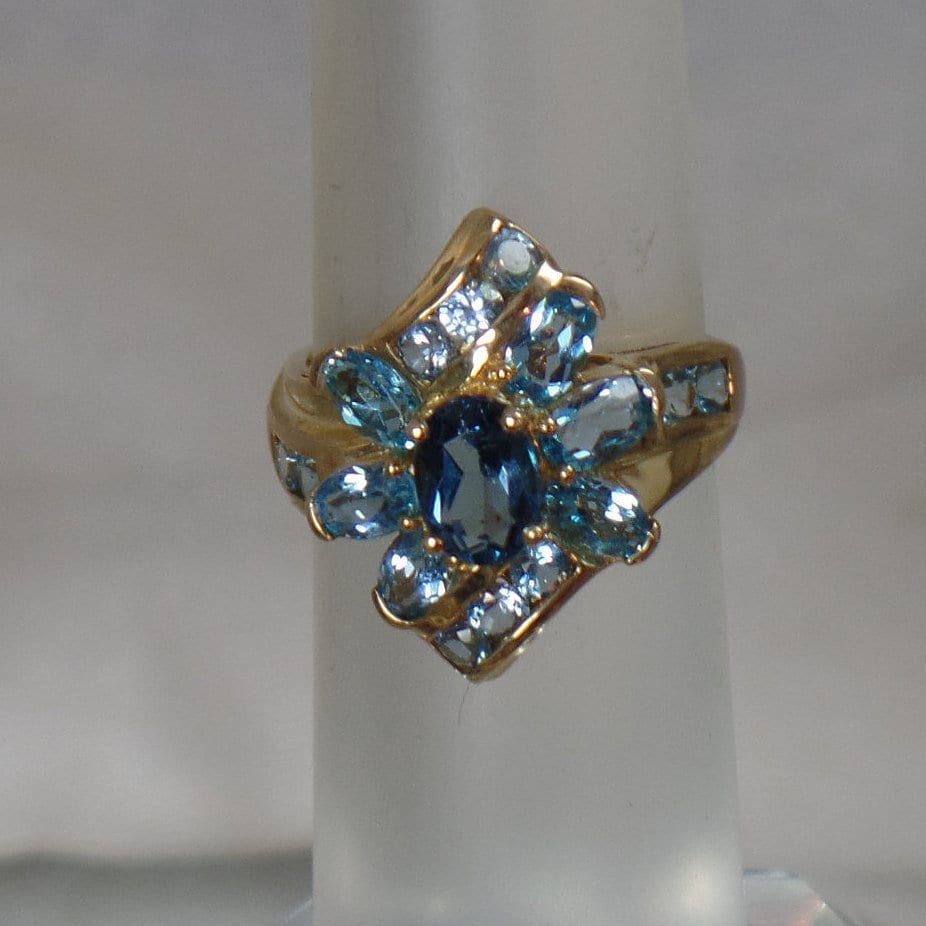 10 K Gold Ring. London Blau Topas Schweizer 2.0 Ctw Vintage-Ring. Ringe Für Frauen. Schmuck Bräute. Waalaa 10 K Gold Ring. London Blau Topas Schweizer 2.0 Ctw Vintage-Ring. Ringe Für Frauen. Schmuck Bräute. Waalaa von waalaa