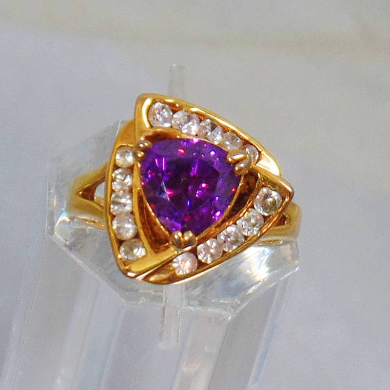Amethyst Ring. Zirkonia Cocktail-Ring, Billionen Gold Waalaa Amethyst Ring. Zirkonia Cocktail-Ring, Billionen Gold Waalaa von waalaa