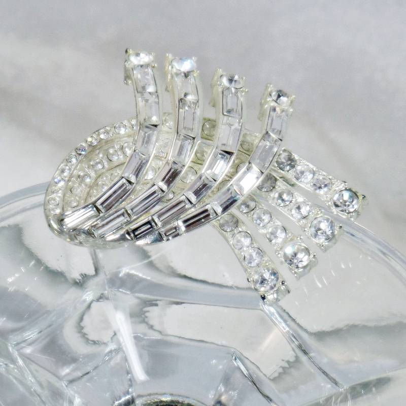 Baguette-Strass-Brosche. Carolee. Rhodiniert Baguette Strass Schlag Pin. Waalaa Baguette-Strass-Brosche. Carolee. Rhodiniert Baguette Strass Schlag Pin. Waalaa von waalaa