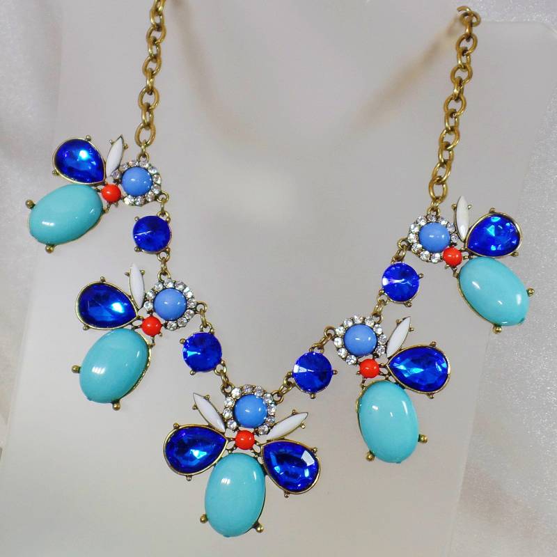 Blaue Biene Strass Halskette. Blau, Korallen Und Klaren Strass-Biene Waalaa. Halsketten Für Frauen von waalaa