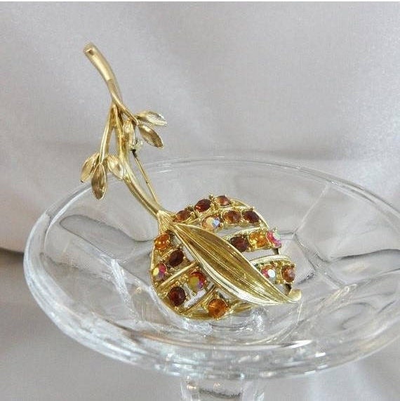 Blumen Brosche. Goldene Braune Strass Blatt Bsk. Großer Goldener Aurora Borealis Brauner Pin. Waalaa Blumen Brosche. Goldene Braune Strass Blatt Bsk. Großer Goldener Aurora Borealis Brauner Pin. Waalaa von waalaa