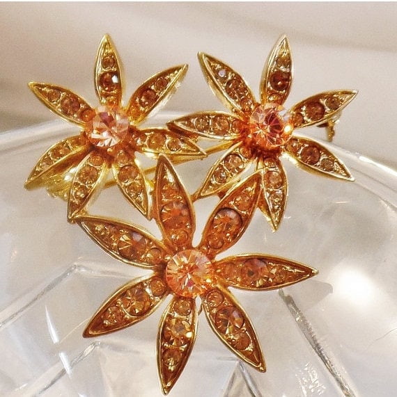 Blumenbrosche. Drei Blumen Strass-Brosche. Liz Claiborne. Champagner Und Rosa Strass. Waalaa Blumenbrosche. Drei Blumen Strass-Brosche. Liz Claiborne. Champagner Und Rosa Strass. Waalaa von waalaa