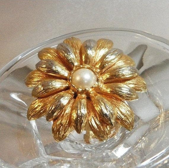 Blumenbrosche. Goldene Perle Faux Pearl Gold Spring Flower Blossom Pin. Waalaa Blumenbrosche. Goldene Perle Faux Pearl Gold Spring Flower Blossom Pin. Waalaa von waalaa