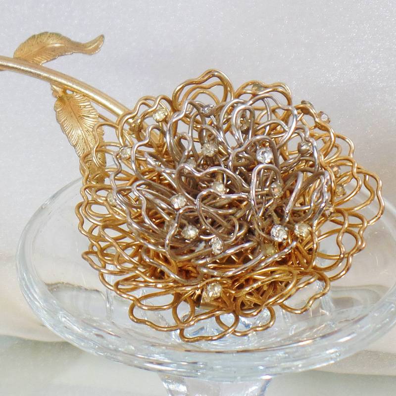Blumenbrosche. Große Gold-Silber-Draht-Copper-Blumen-Brosche. Strass-Copper-Blumen-Anstecknadel. Waalaa Blumenbrosche. Große Gold-Silber-Draht-Copper-Blumen-Brosche. Strass-Copper-Blumen-Anstecknadel. Waalaa von waalaa
