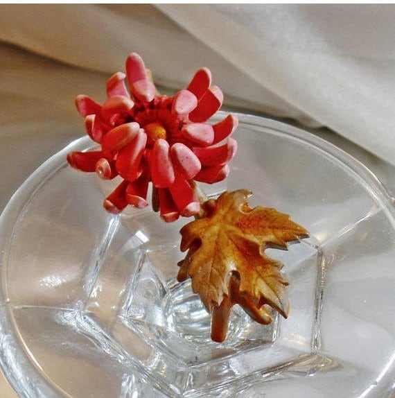 Blumenbrosche. Rosa Mama Zelluloid Brosche. Blume Blüte Pin. Mütter Und Blätter Waalaa Blumenbrosche. Rosa Mama Zelluloid Brosche. Blume Blüte Pin. Mütter Und Blätter Waalaa von waalaa