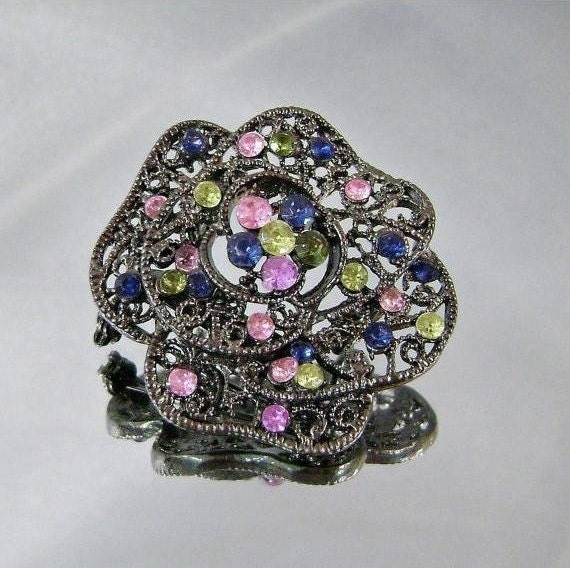 Blumenbrosche. Rose Brosche Anhänger Strass Rosa Gelb Pastellblau Waalaa Blumenbrosche. Rose Brosche Anhänger Strass Rosa Gelb Pastellblau Waalaa von waalaa