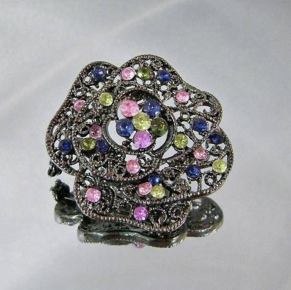 Blumenbrosche. Rose Brosche Anhänger Strass Rosa Gelb Pastellblau Waalaa Blumenbrosche. Rose Brosche Anhänger Strass Rosa Gelb Pastellblau Waalaa von waalaa