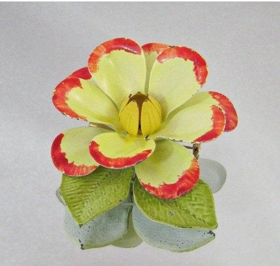 Blumenbrosche. Rot Gelb Emaille-Blumen-Brosche. 70Er Jahre Retro-Mod-Gelb, Rot Emaille Blume Pin. Flower-Power. Waalaa Blumenbrosche. Rot Gelb Emaille-Blumen-Brosche. 70Er Jahre Retro-Mod-Gelb, Rot Emaille Blume Pin. Flower-Power. Waalaa von waalaa
