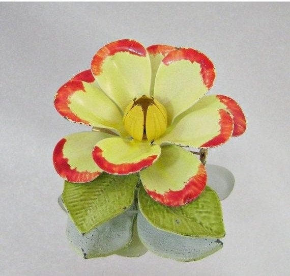 Blumenbrosche. Rot Gelb Emaille-Blumen-Brosche. 70Er Jahre Retro-Mod-Gelb, Rot Emaille Blume Pin. Flower-Power. Waalaa von waalaa