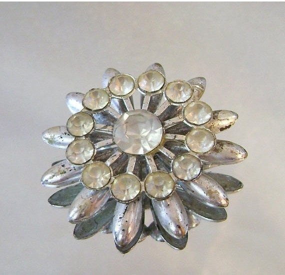 Blumenbrosche. Rustikale 1940Er Jahre Strass-Brosche. Kanne Metall Und Strass Pin. Hochzeits-Blumen-Brosche. Stern-Mama-Brosche. Waalaa Blumenbrosche. Rustikale 1940Er Jahre Strass-Brosche. Kanne Metall Und Strass Pin. Hochzeits-Blumen-Brosche. Stern-Mama-Brosche. Waalaa von waalaa