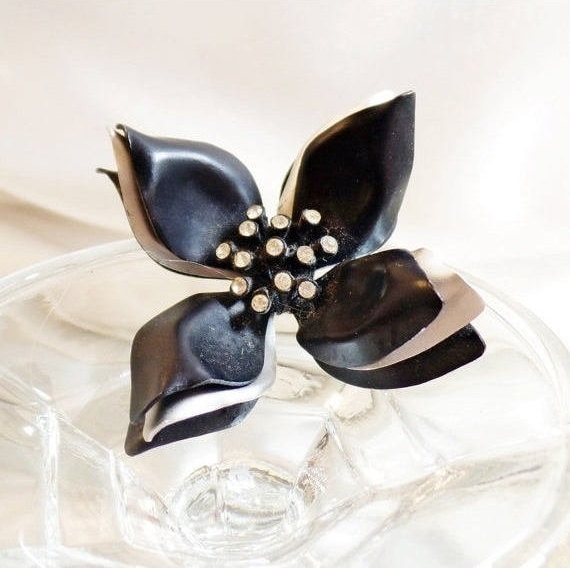Blumenbrosche. Schwarz Grau Strass 70Er Jahre Retro Mod Flower Power Pin. Waalaa Blumenbrosche. Schwarz Grau Strass 70Er Jahre Retro Mod Flower Power Pin. Waalaa von waalaa