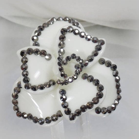 Blumenbrosche. Weiße Vintage Brosche. Zelluloid Hämatit Strass Pin. Broschen Für Frauen. Waalaa Blumenbrosche. Weiße Vintage Brosche. Zelluloid Hämatit Strass Pin. Broschen Für Frauen. Waalaa von waalaa