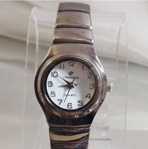 Damenuhr. Lj Classique Uhr. Damen. Dunkle Silber Ton. Weißes Gesicht. Quarz. Wasserdicht. Waalaa von waalaa