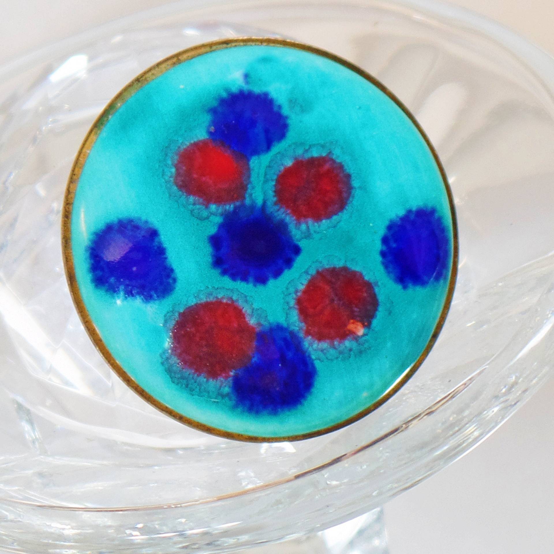 Gegossene Glas Brosche. Türkis Blau Rot Gegossen Pin. Polka Dot-Murano-Glas-Brosche. Waalaa Gegossene Glas Brosche. Türkis Blau Rot Gegossen Pin. Polka Dot-Murano-Glas-Brosche. Waalaa von waalaa