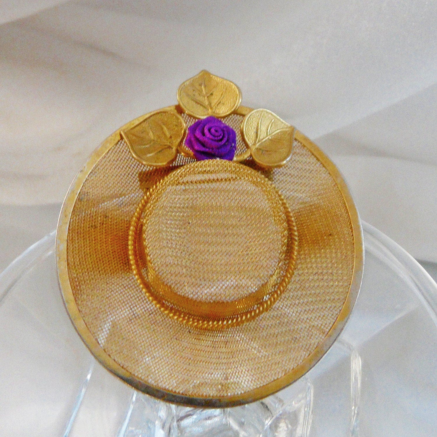Gold Mesh-Hut-Brosche. Lila Rosebud Hutnadel. Waalaa Gold Mesh-Hut-Brosche. Lila Rosebud Hutnadel. Waalaa von waalaa