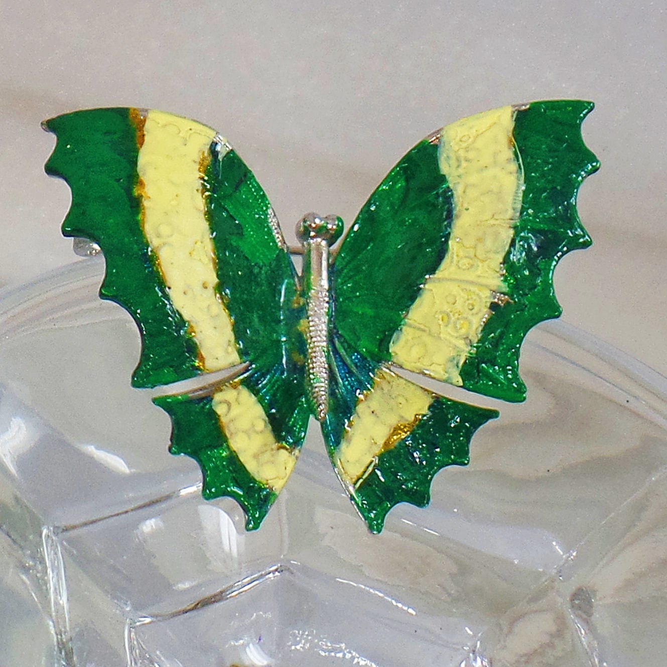Grün Gelb Emaille Schmetterlingsbrosche. Auf Silber Schmetterling Pin. Waalaa Grün Gelb Emaille Schmetterlingsbrosche. Auf Silber Schmetterling Pin. Waalaa von waalaa