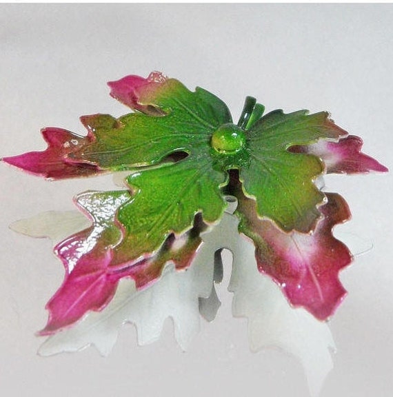 Lila Grün Blatt Brosche. Rosa Ahorn-Blätter-Pin. Waalaa Lila Grün Blatt Brosche. Rosa Ahorn-Blätter-Pin. Waalaa von waalaa
