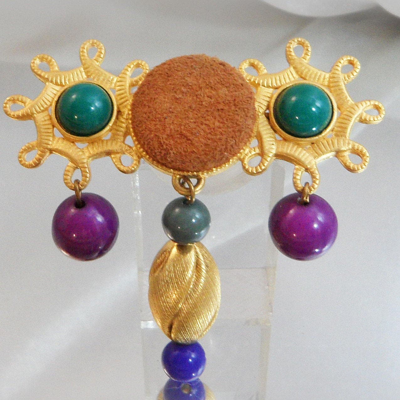 Mardi Gras Brosche. Volkskunst Aus Wildleder Perlen Lila Grün Baumelnden Pin. Waalaa Mardi Gras Brosche. Volkskunst Aus Wildleder Perlen Lila Grün Baumelnden Pin. Waalaa von waalaa