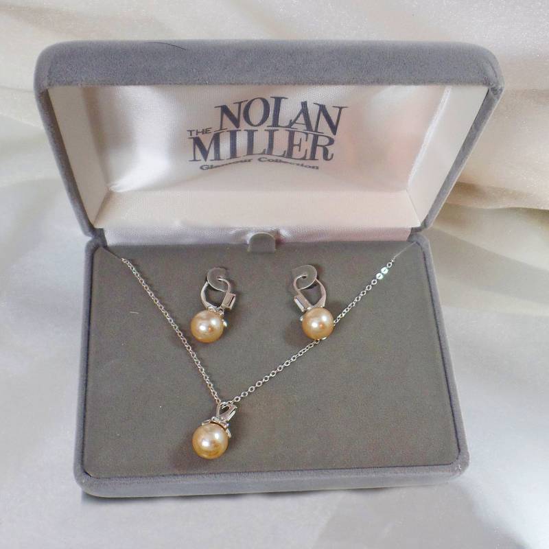 Nolan Miller Halskette. Ohrringe. Perlenkette. Schmuck. Vintage-Schmuck. Waalaa. . Halsketten Für Frauen Nolan Miller Halskette. Ohrringe. Perlenkette. Schmuck. Vintage-Schmuck. Waalaa. . Halsketten Für Frauen von waalaa