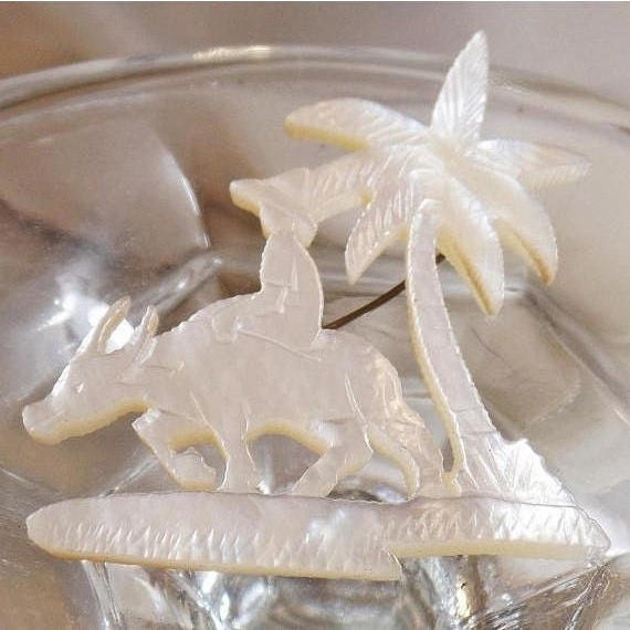 Perlmutt Geschnitzt Palm Tree Ox Reiter Brosche. 1930 S. Art-Deco-Mop Junge Auf Von Pin Waalaa Perlmutt Geschnitzt Palm Tree Ox Reiter Brosche. 1930 S. Art-Deco-Mop Junge Auf Von Pin Waalaa von waalaa