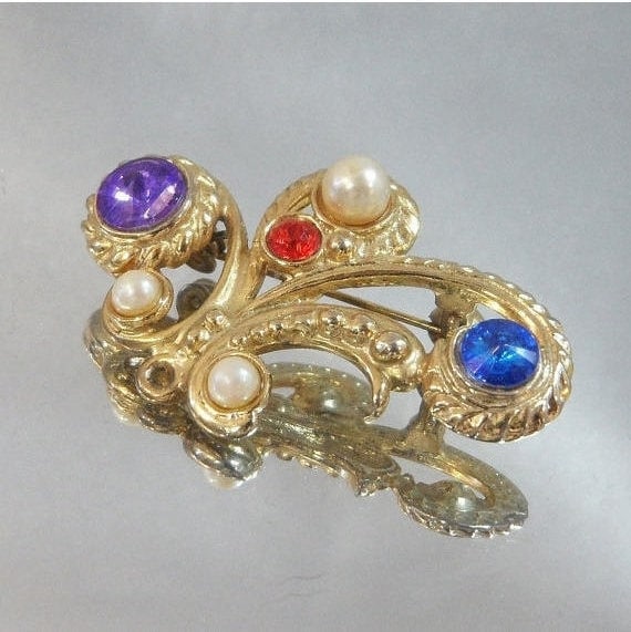 Rivoli-Brosche. Amethyst Lila, Rubin Rot, Saphir Blau Strass. Faux Perlen. Waalaa Rivoli-Brosche. Amethyst Lila, Rubin Rot, Saphir Blau Strass. Faux Perlen. Waalaa von waalaa