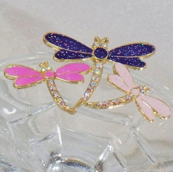 Rosa Lila Strass Drei Libellen-Brosche. Emaille Und Verkrustete 3 Libelle-Pin. Waalaa Rosa Lila Strass Drei Libellen-Brosche. Emaille Und Verkrustete 3 Libelle-Pin. Waalaa von waalaa