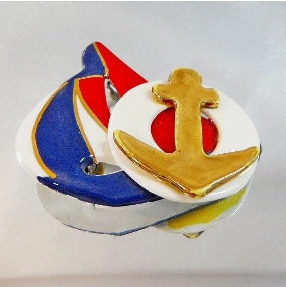 Rot Weiß Blau Porzellan-Segelboot-Brosche. Rot, Weiß, Navy Blau Gold Anker-Porzellan-Segelboot-Pin. Waalaa Rot Weiß Blau Porzellan-Segelboot-Brosche. Rot, Weiß, Navy Blau Gold Anker-Porzellan-Segelboot-Pin. Waalaa von waalaa