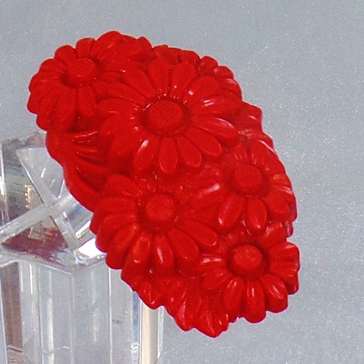 Rote Zelluloid Geschnitzt Gänseblümchen-Kleid-Clip. Art-Deco. Geschnitzte Daisy Kleiderclip. Fell-Clip. Waalaa Rote Zelluloid Geschnitzt Gänseblümchen-Kleid-Clip. Art-Deco. Geschnitzte Daisy Kleiderclip. Fell-Clip. Waalaa von waalaa