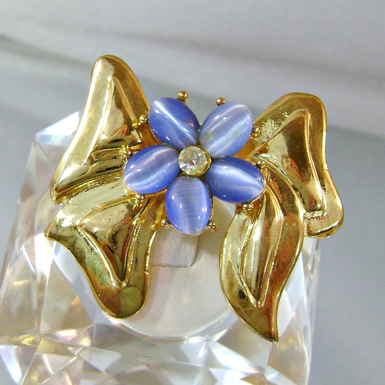 Schleifen-Brosche. Blaue Katze Auge. Strass. Gold-Bogen. Schmuck Für Bräute. Frauen. Waalaa Schleifen-Brosche. Blaue Katze Auge. Strass. Gold-Bogen. Schmuck Für Bräute. Frauen. Waalaa von waalaa