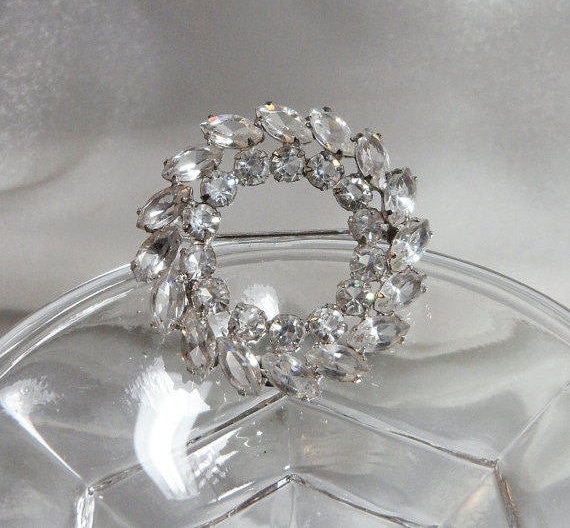 Silber-Brosche. Silberne Anstecknadel. Sterling Silber Strass-Brosche. Carl Art Klaren Strass Pin. Waalaa Silber-Brosche. Silberne Anstecknadel. Sterling Silber Strass-Brosche. Carl Art Klaren Strass Pin. Waalaa von waalaa