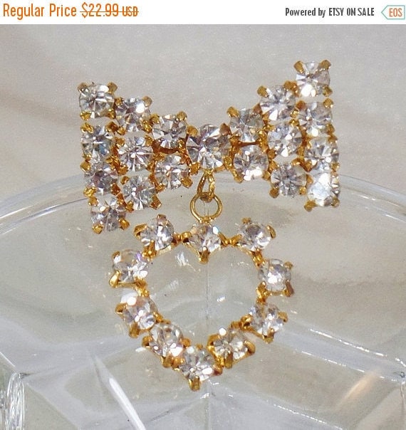 Strassherz Und Schleifen-Brosche. Baumelnden Herz Strass Schleife Pin. Waalaa Strassherz Und Schleifen-Brosche. Baumelnden Herz Strass Schleife Pin. Waalaa von waalaa