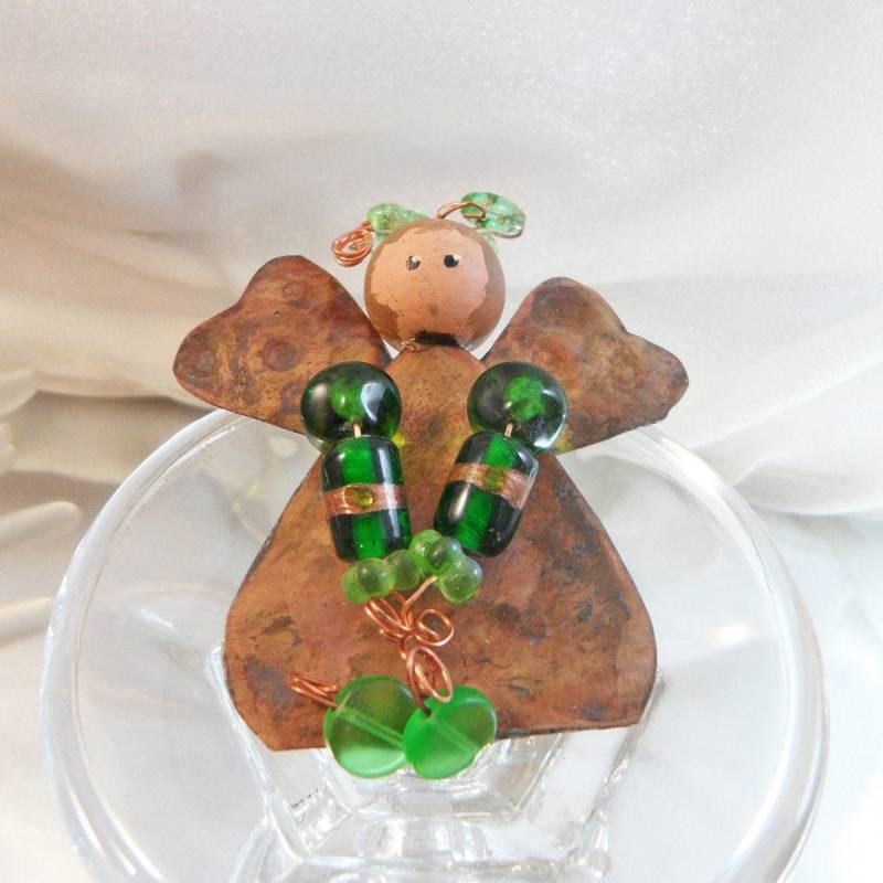 Weihnachten-Brosche. Weihnachten-Pin. Kupfer-Kunst-Glas-Engel-Brosche. Volkskunst Kupfer Pin. Grüne Art Glasperlen. Handbemalter Engel Waalaa von waalaa
