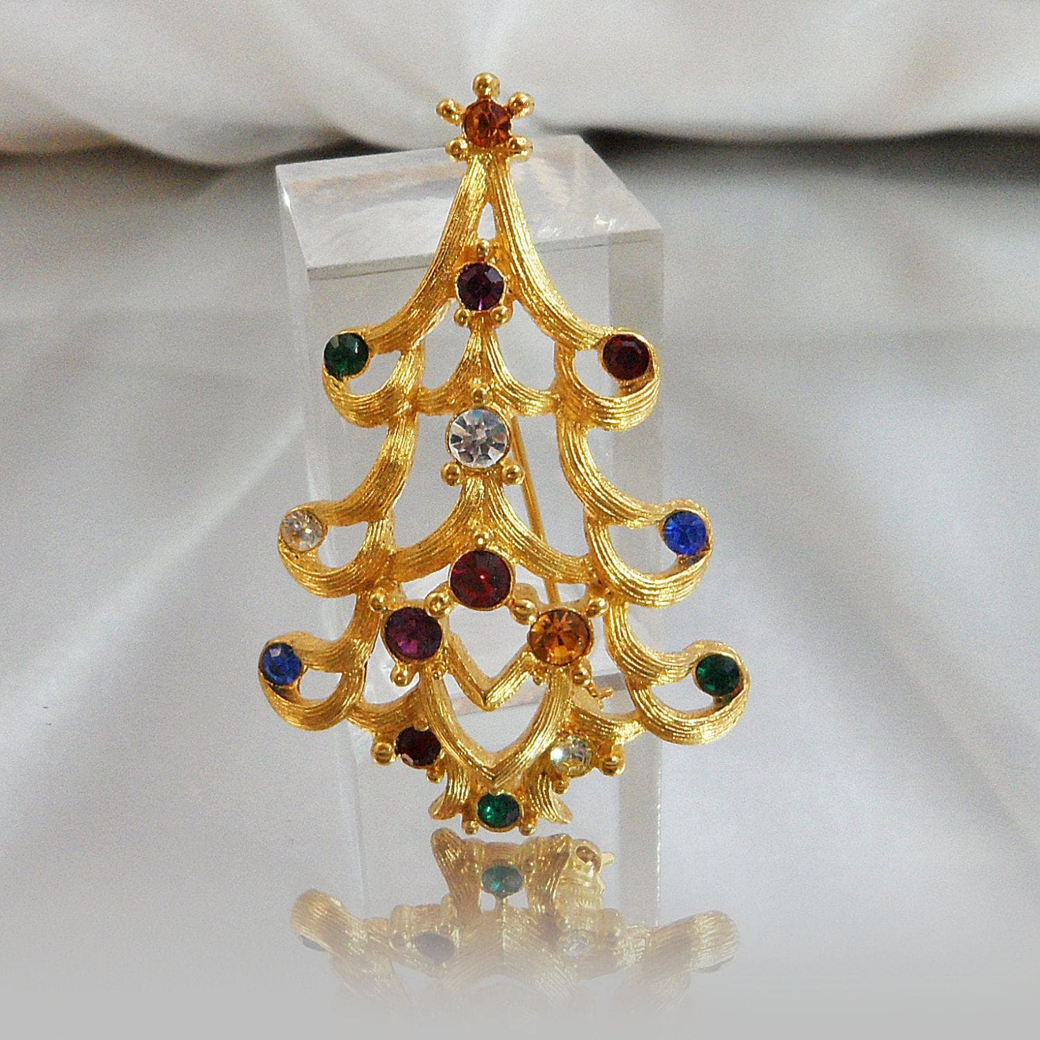 Weihnachten-Brosche. Weihnachten-Pin. Lockig Weihnachtsbaum Brosche. Monet. Grün, Blau, Rot Strass. Urlaub-Pin. Waalaa Weihnachten-Brosche. Weihnachten-Pin. Lockig Weihnachtsbaum Brosche. Monet. Grün, Blau, Rot Strass. Urlaub-Pin. Waalaa von waalaa