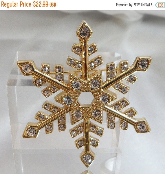 Weihnachten-Brosche. Weihnachten-Pin. Strass Schneeflocke Brosche Anhänger. Strasssteinen Gold-Ton Pin. Waalaa Weihnachten-Brosche. Weihnachten-Pin. Strass Schneeflocke Brosche Anhänger. Strasssteinen Gold-Ton Pin. Waalaa von waalaa