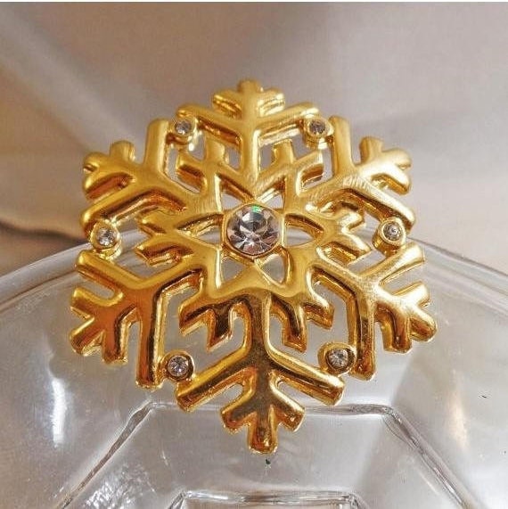 Weihnachten-Brosche. Weihnachten-Pin. Strass Schneeflocke-Brosche. Strasssteinen Gold-Ton Schneeflocke Pin. Waalaa von waalaa