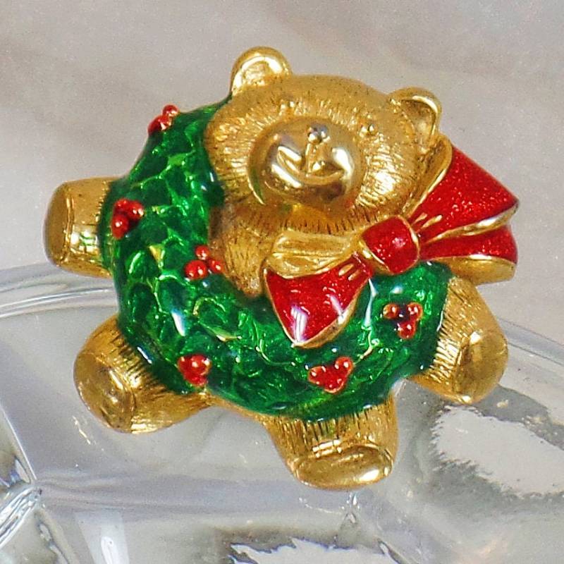 Weihnachten-Brosche. Weihnachten-Pin. Weihnachten-Bär-Brosche. Weihnachten Kranz Bär Pin. Mit Brosche. Urlaub-Pin. Waalaa von waalaa