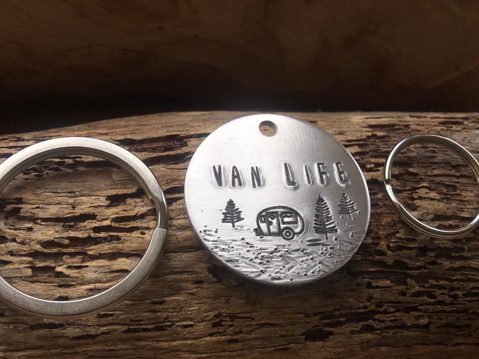 Personalisierter Van Life Schlüsselanhänger Handgestempelter Aluminium Caravan Schlüsselanhänger Personalisierter Van Life Schlüsselanhänger Handgestempelter Aluminium Caravan Schlüsselanhänger von waggietags