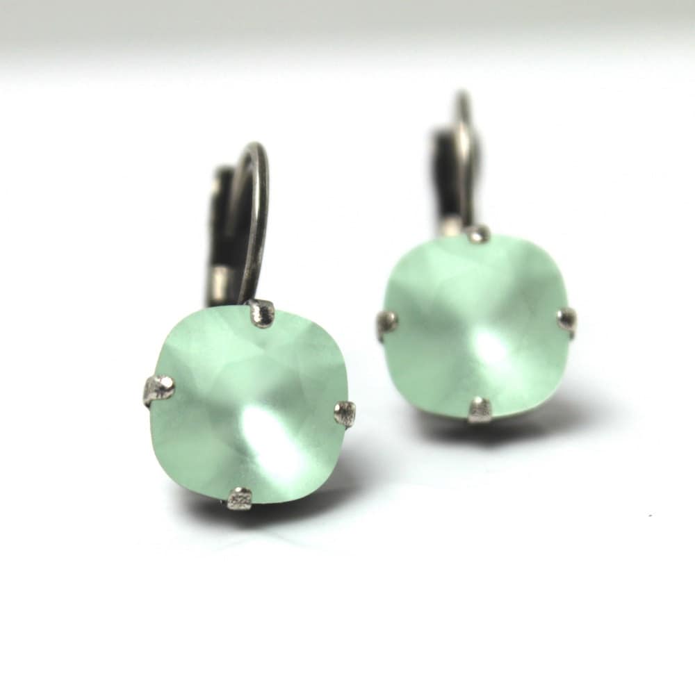 Mint Grün Matte Kristall Ohrringe Classic Sparkling Teal Seafoam Solitaire Swarovski 10mm Oder 12mm Dark Oxidiert Gunmetal Finish Diamond von walkonthemoon