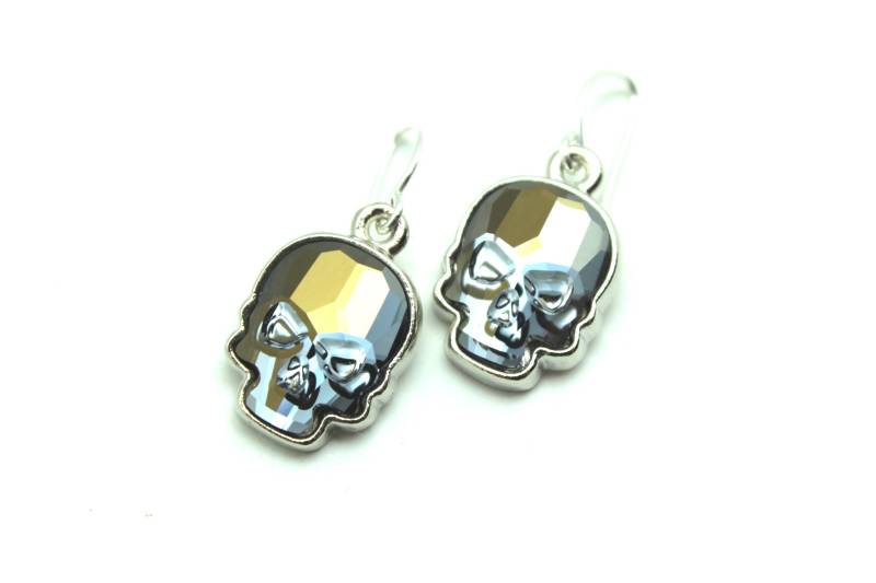Totenkopf Ohrringe Swarovski Kristall Funkelnde Blau Hellgrau Irisierende Tropfen Sterling Silber 14K Gold Filled Gruselig Halloween Goth von walkonthemoon